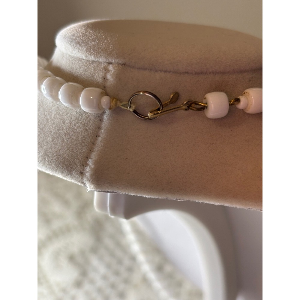 White lucite Barrel Bead Necklace Retro Hand Strung Hook Clasp Vintage - Picture 6 of 10